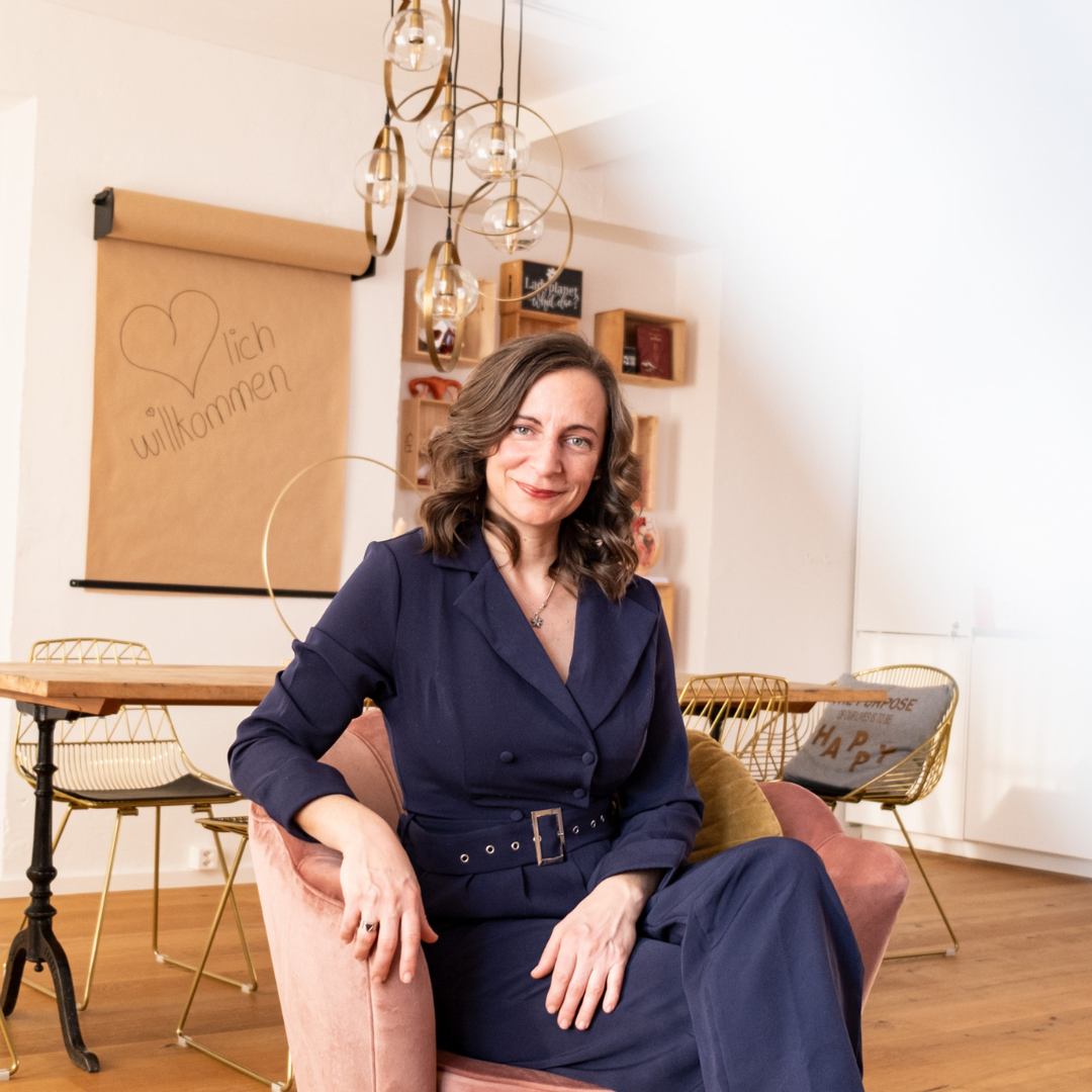 Sitzende Bea Loosli, Sexualpädagogin, Gründerin &
Inhaberin von Ladyplanet